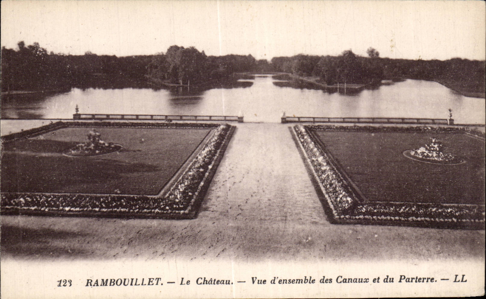 CPA Rambouillet the castle Seen together of the canals and the floor
