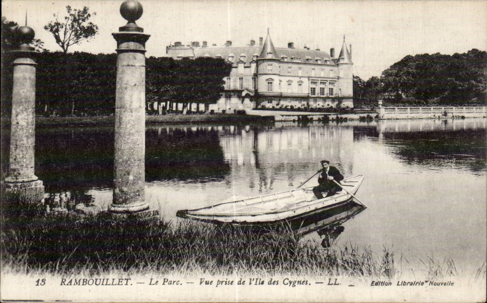 CPA Rambouillet the park Seen from of island of the swans