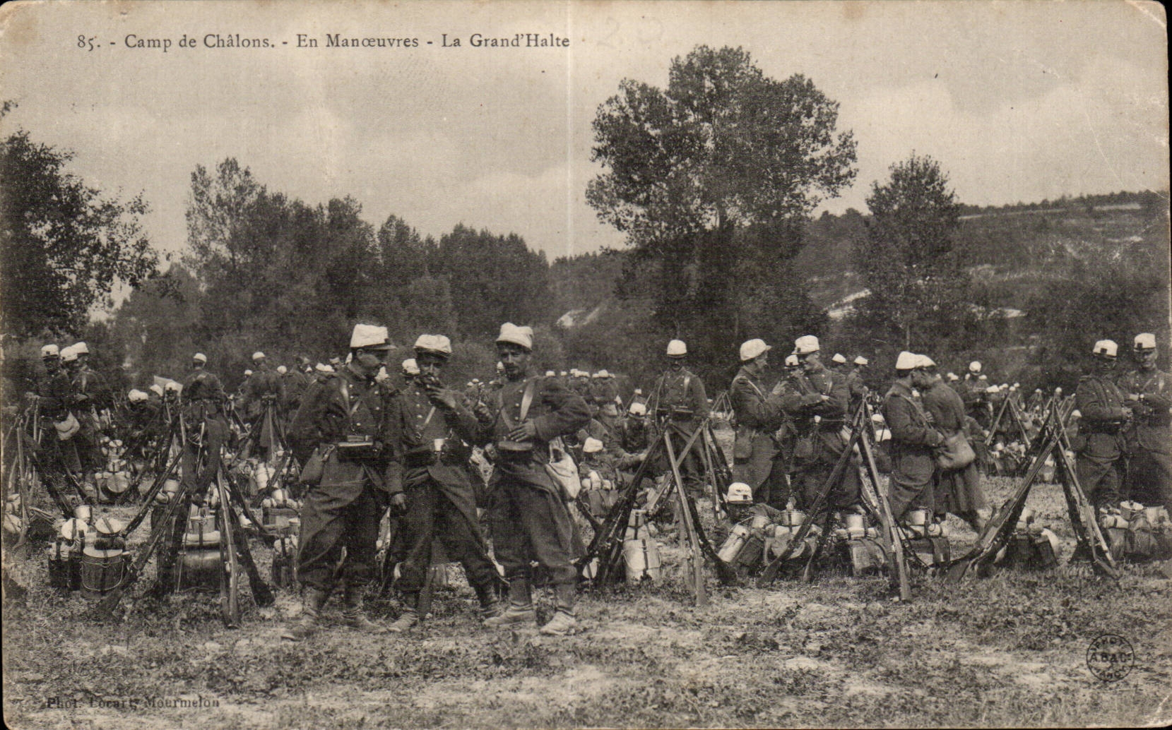 CPA Militaria Camp de Chalons En manoeuvre la grand halte