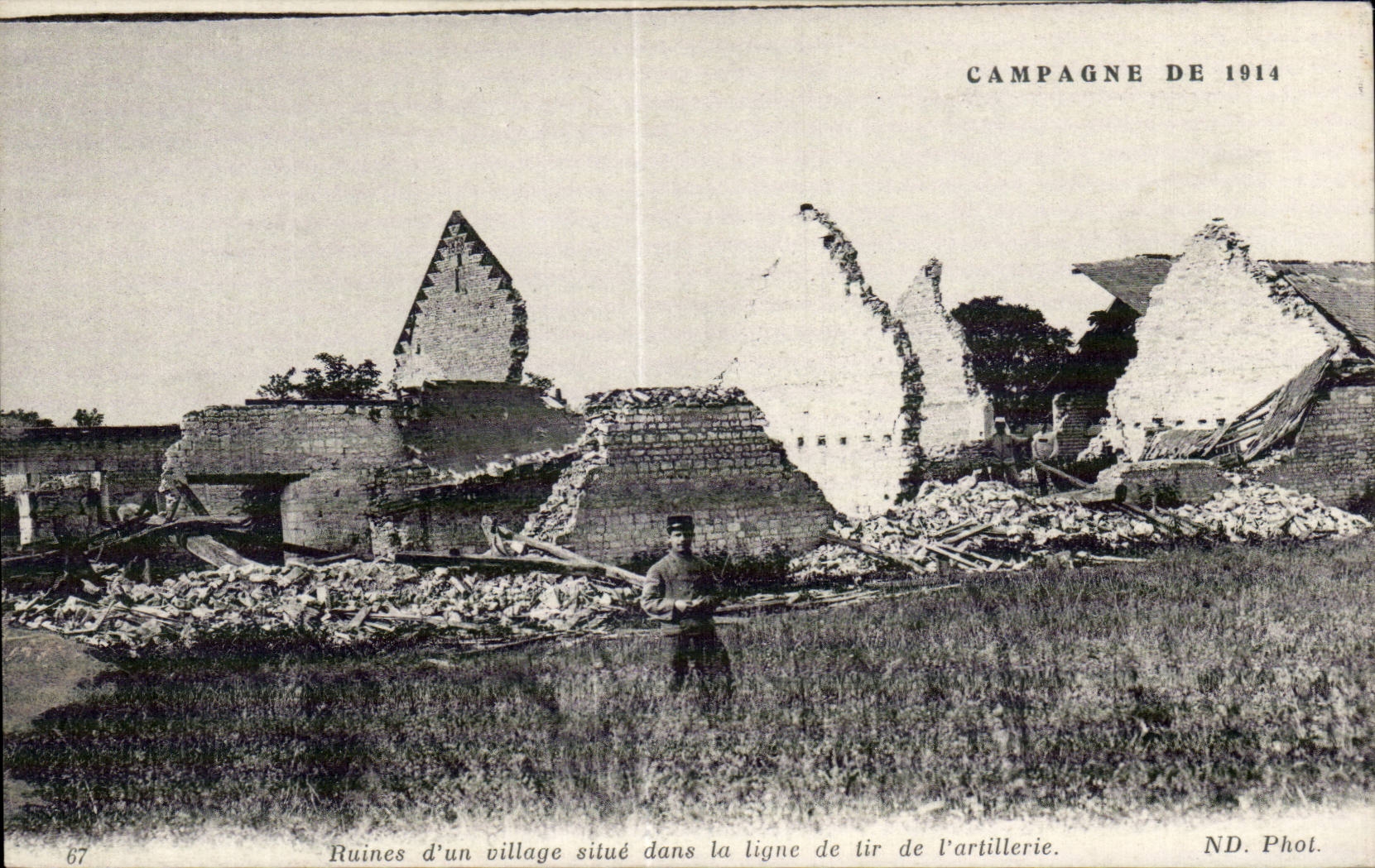 CPA Militaria Campagne of 1914 Ruins a village locates in the shotfiring cable of artillery