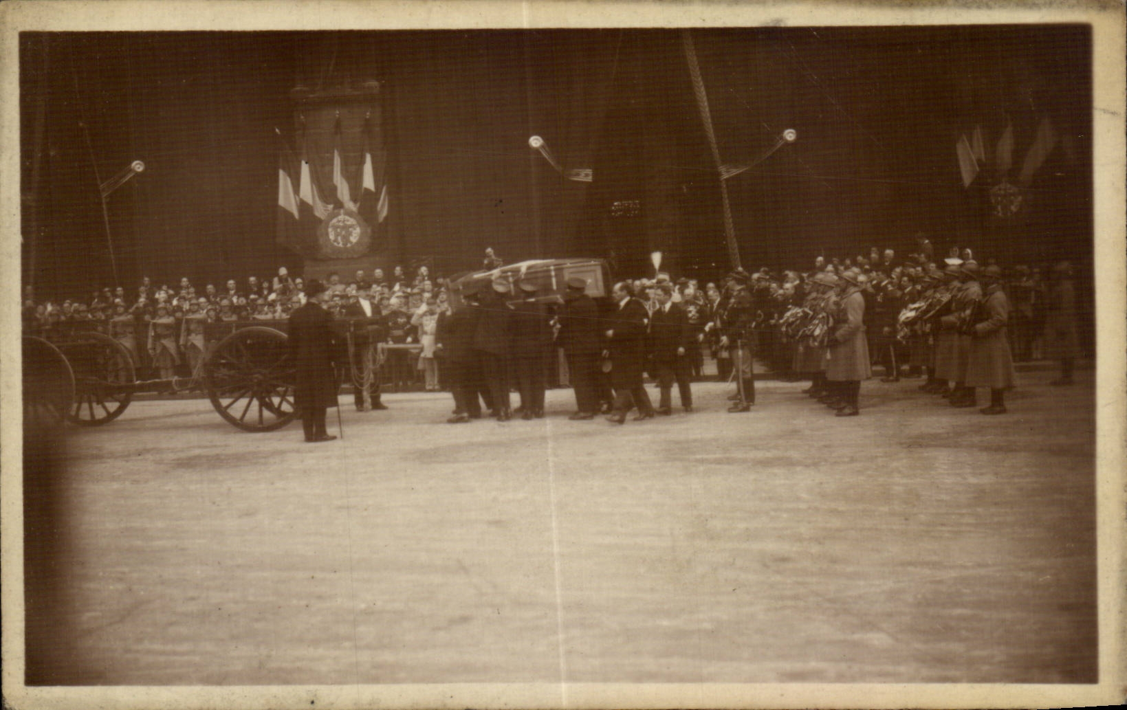 CPA Militaria Funerailles of the Marshal Foch Notre Dame March 26th 1929 the body relates to the barrel