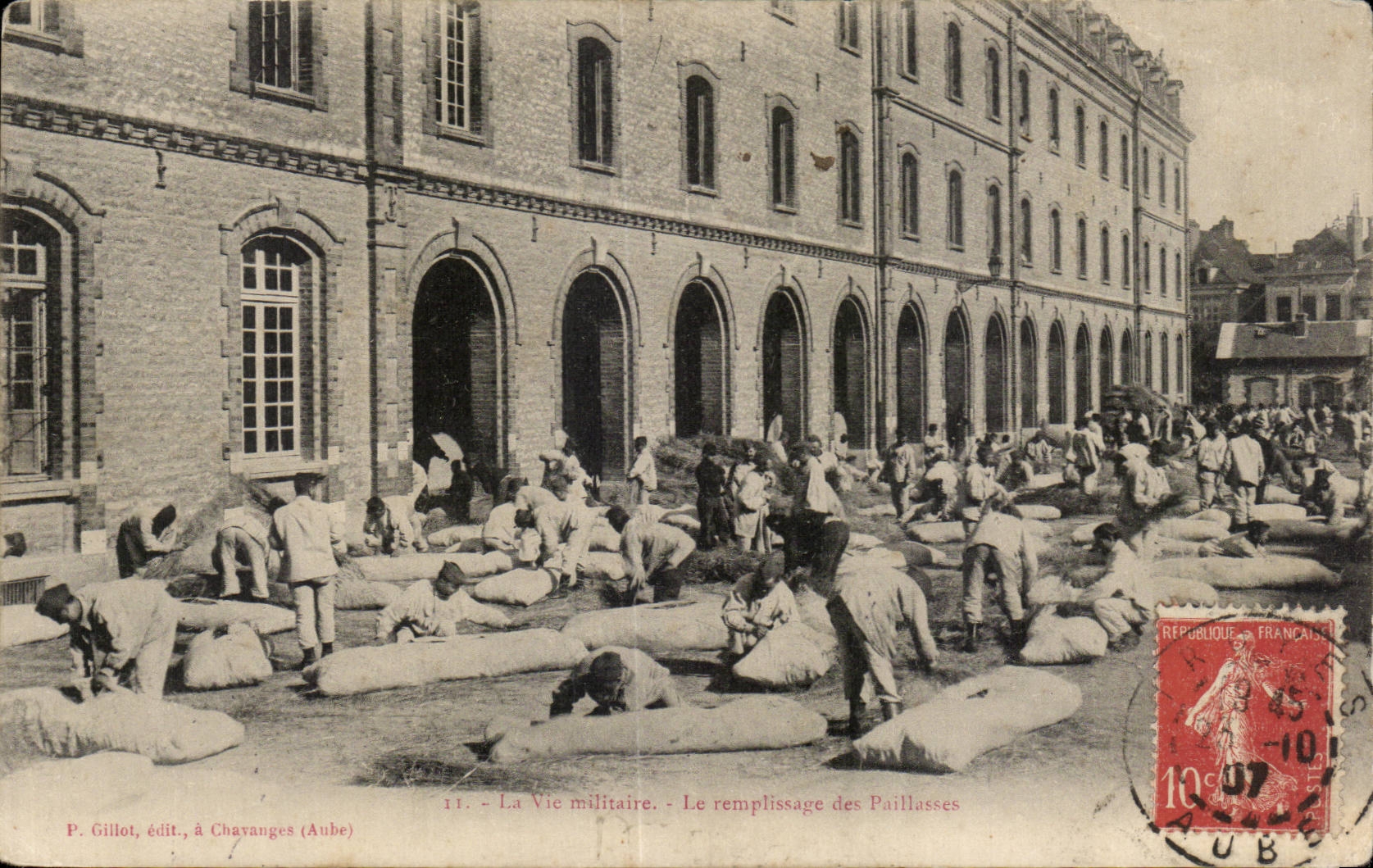 CPA La vie militaire Le remplissage des paillasses Militaria 