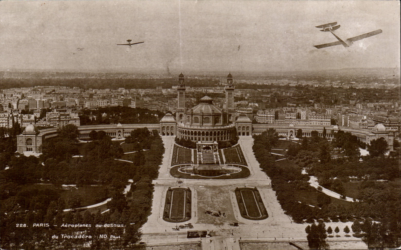 CPA Paris Aeroplanes au dessus du Trocadero