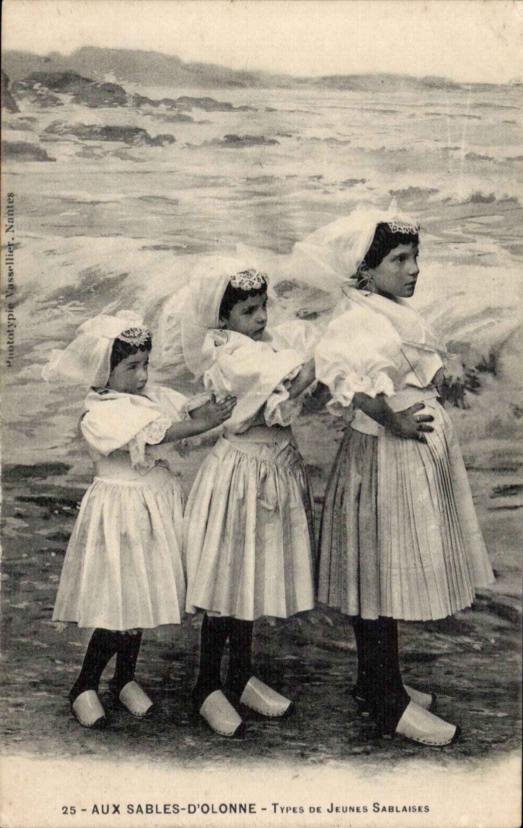 CPA enarena estAndar del olonne del traje del folklore de los sablaises de la gente joven