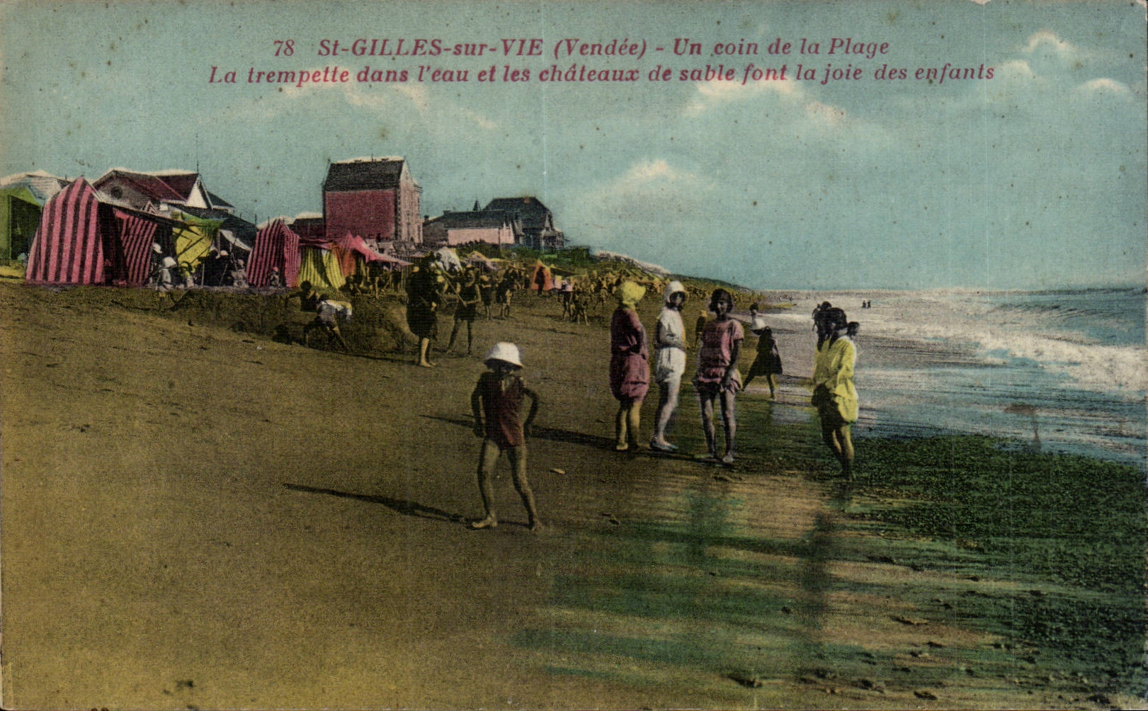 CPA St Gilles sur Vie Un coin de la plage La trempette dans l eau et les chateaux de sable font la joie des enfants