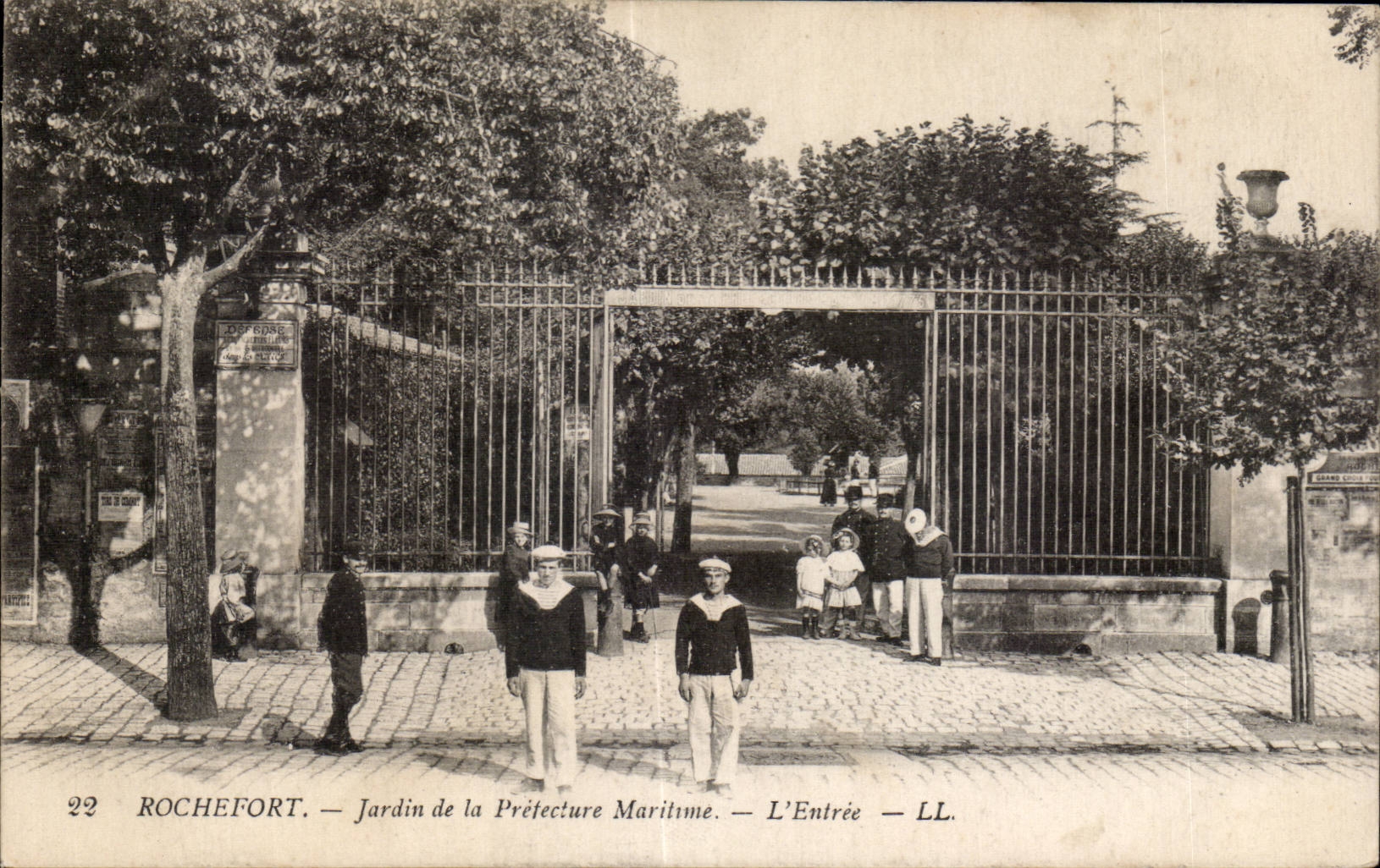 CPA Rochefort Jardin de la prefecture maritime L entree