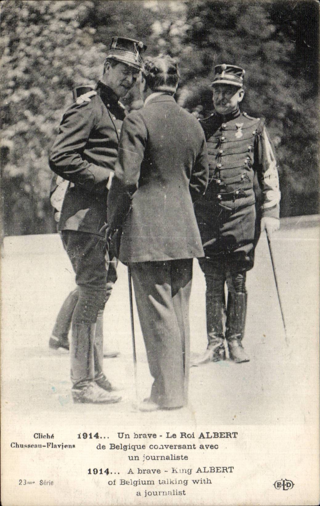 CPA Militaria Un brave Le roi Albert de Belgique conversant avec un journaliste