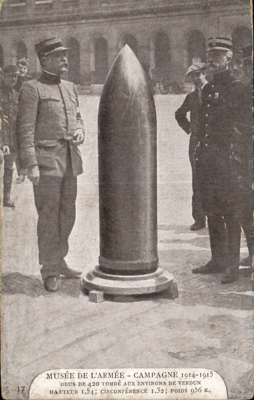 CPA Militaria Musee de l armee Campagne 1914 1915 Obus de 420 tombe aux environs de Verdun