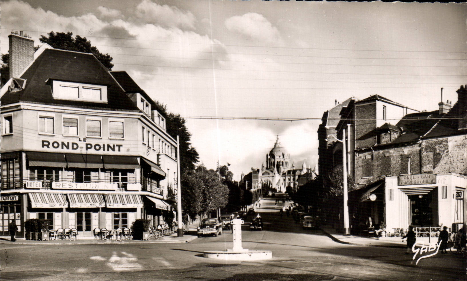 Lisieux - CPSM Avenue Sainte Therese au fond la basilique
