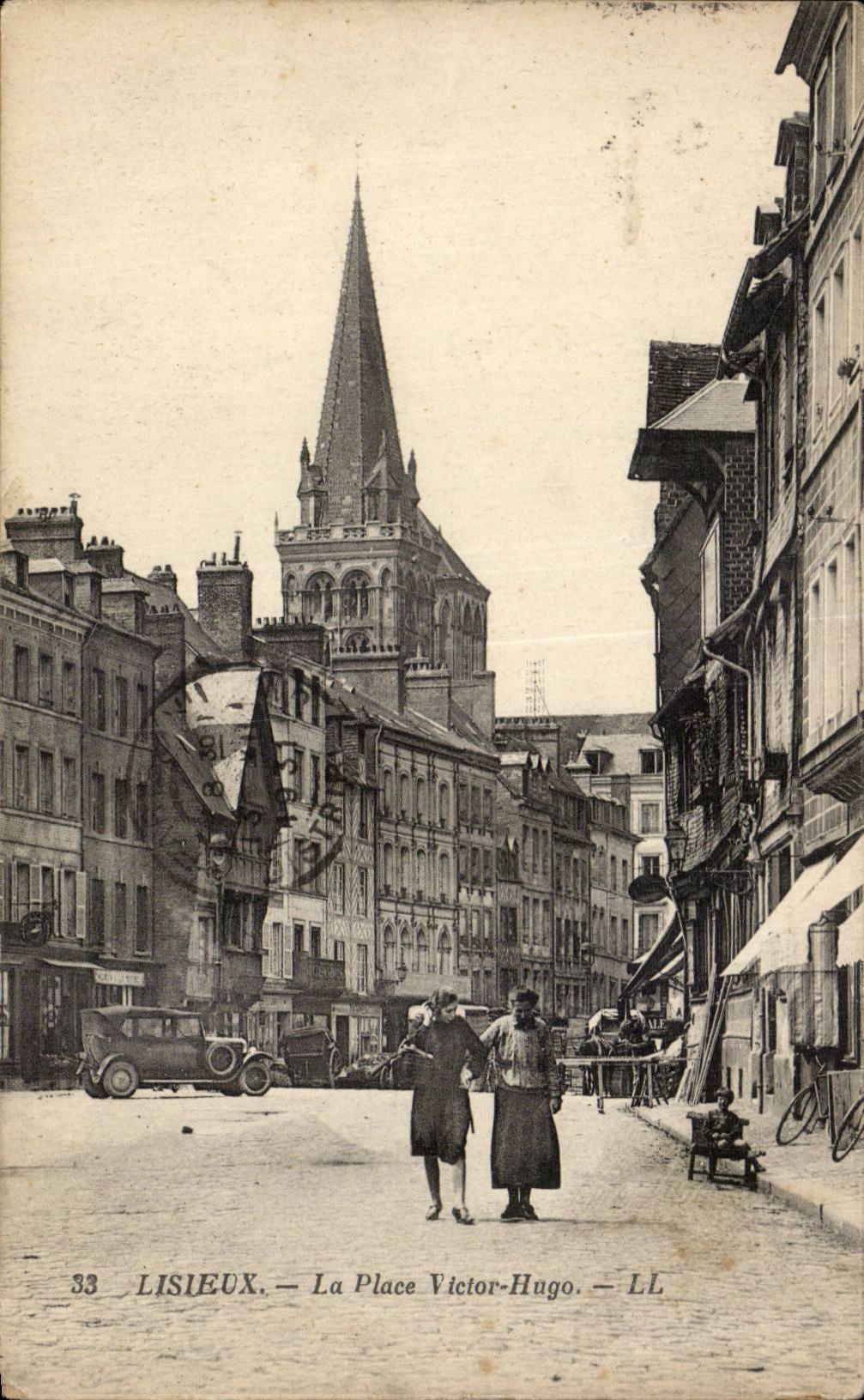 Lisieux - Place Victor Hugo - CPA