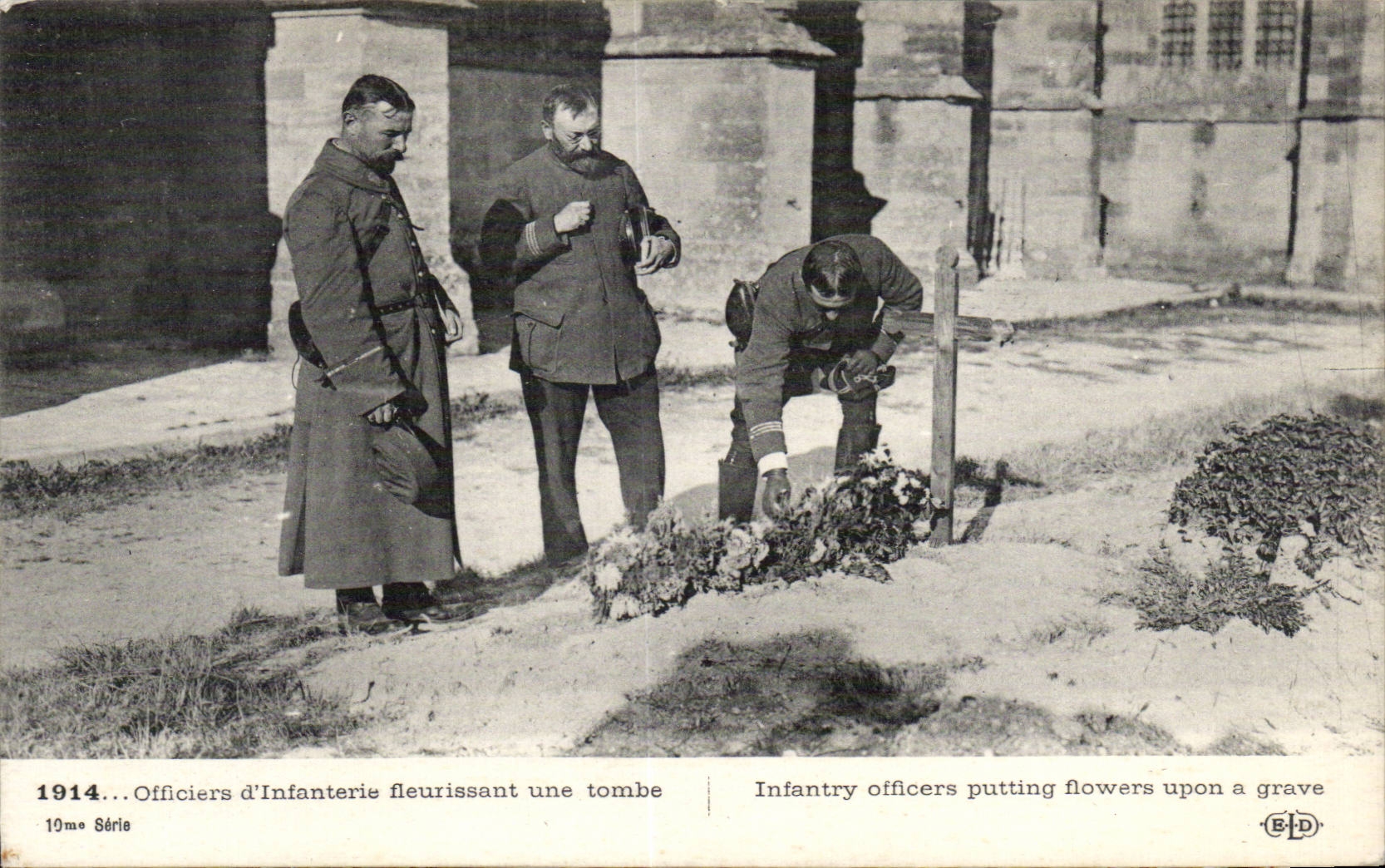 CPA Militaria Officers infantry flowering a tomb