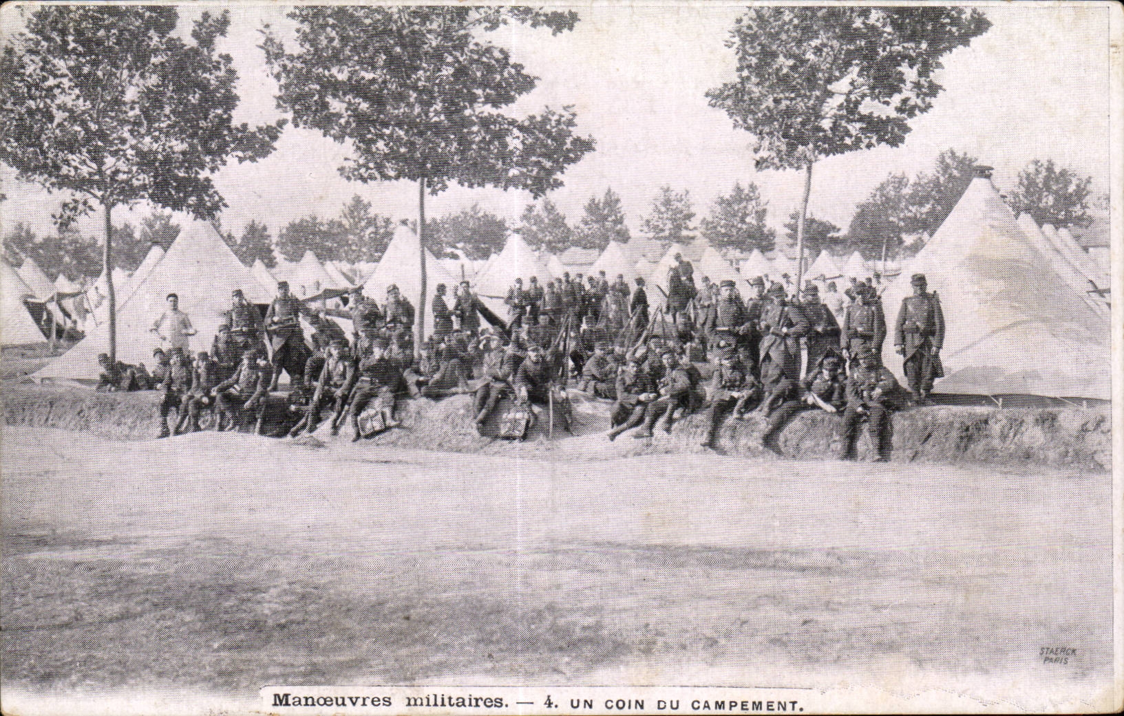 CPA Militaria Manoeuvres militaires Un coin du campement
