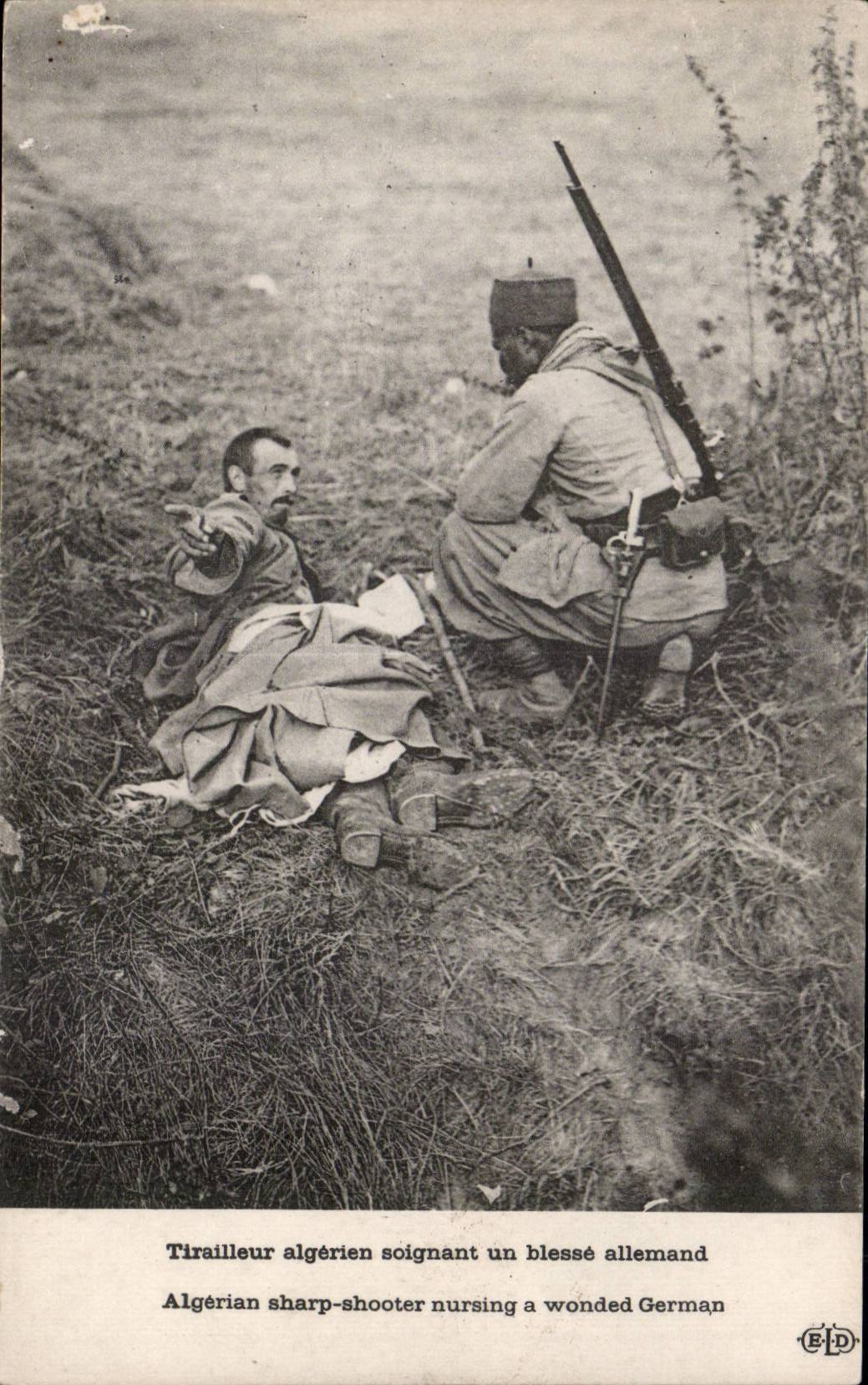CPA Militaria Tirailleur algerien soignant un blesse allemand