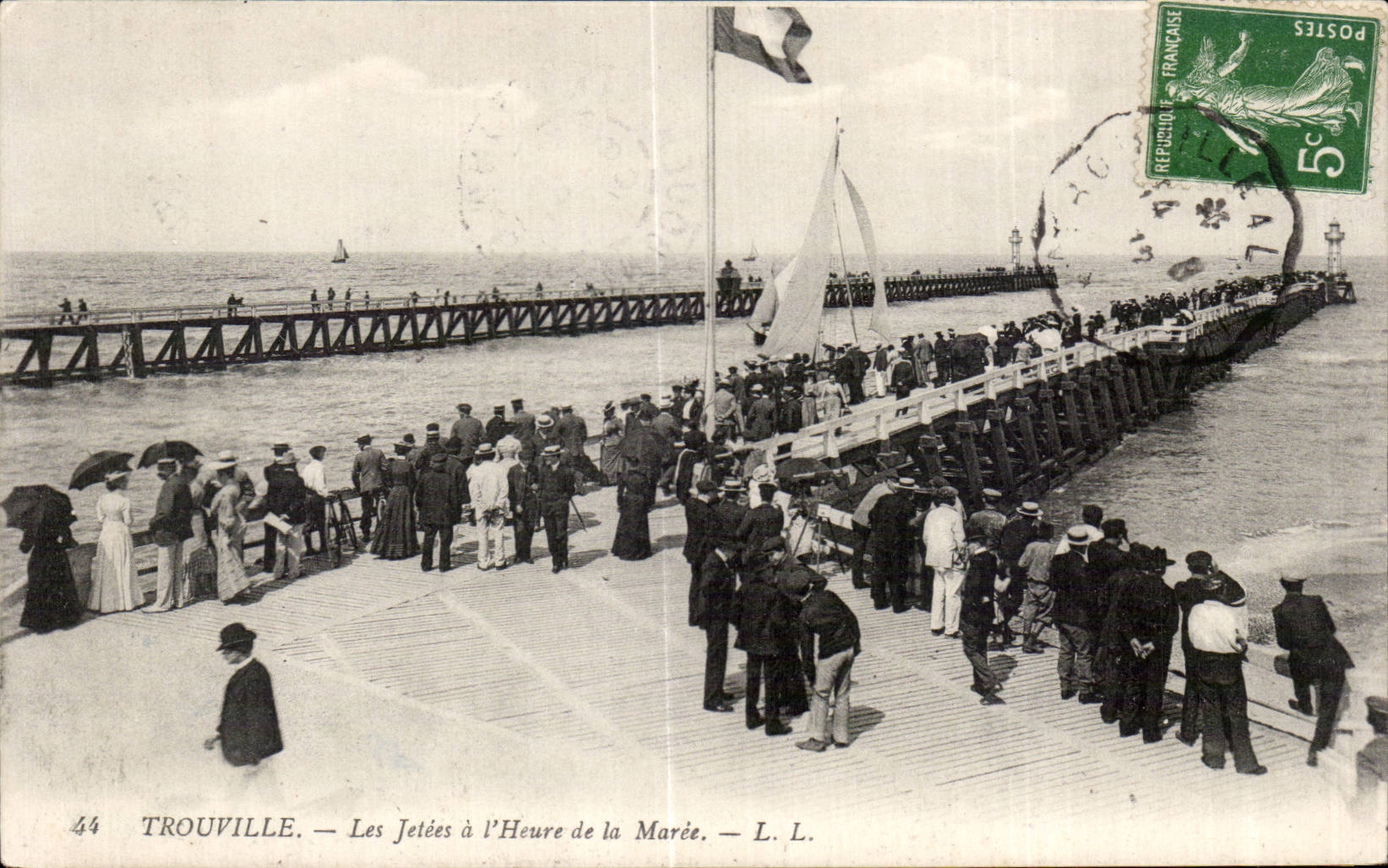 Trouville - Les Jetees a l heure de la Maree - CPA 