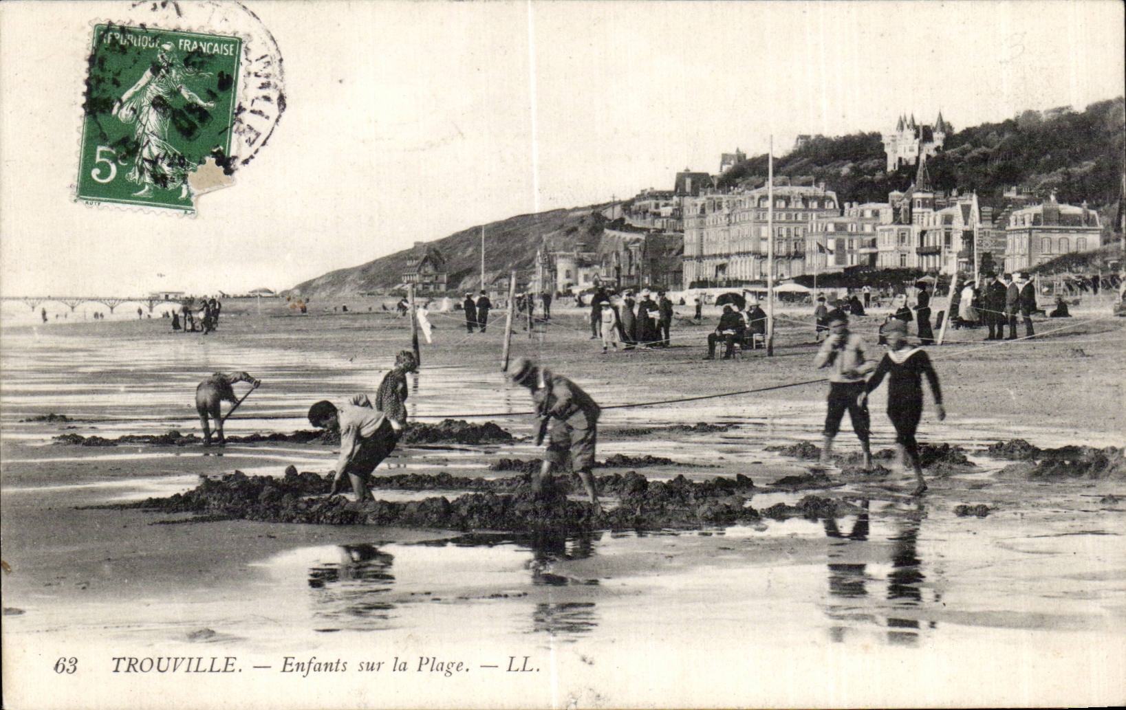 Trouville - Enfants sur la Plage - CPA