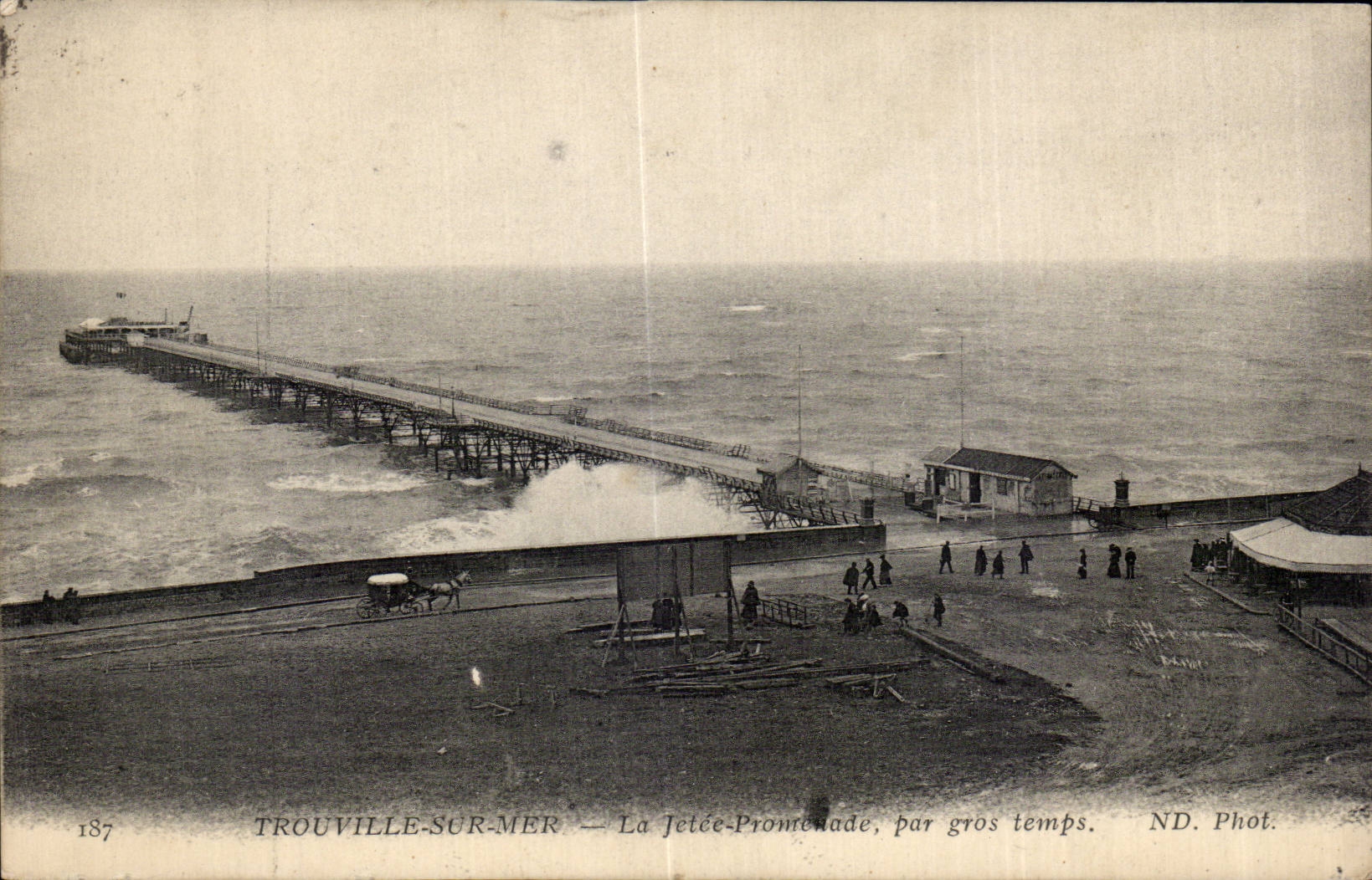Trouville - La Jetee Promenade - par gros temps - CPA