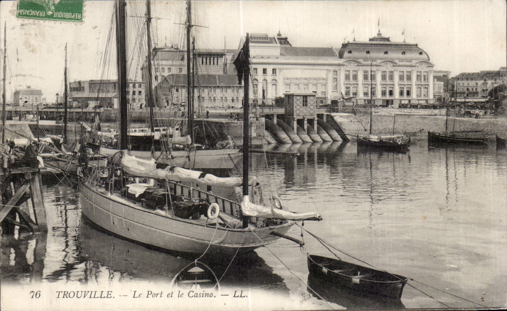 Trouville - Le Port et le Casino Bateau - CPA