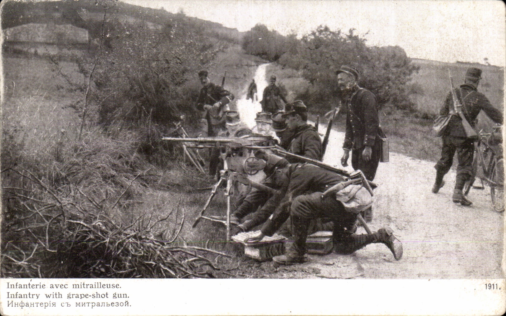 CPA Militaria Infanterie avec mitrailleuse