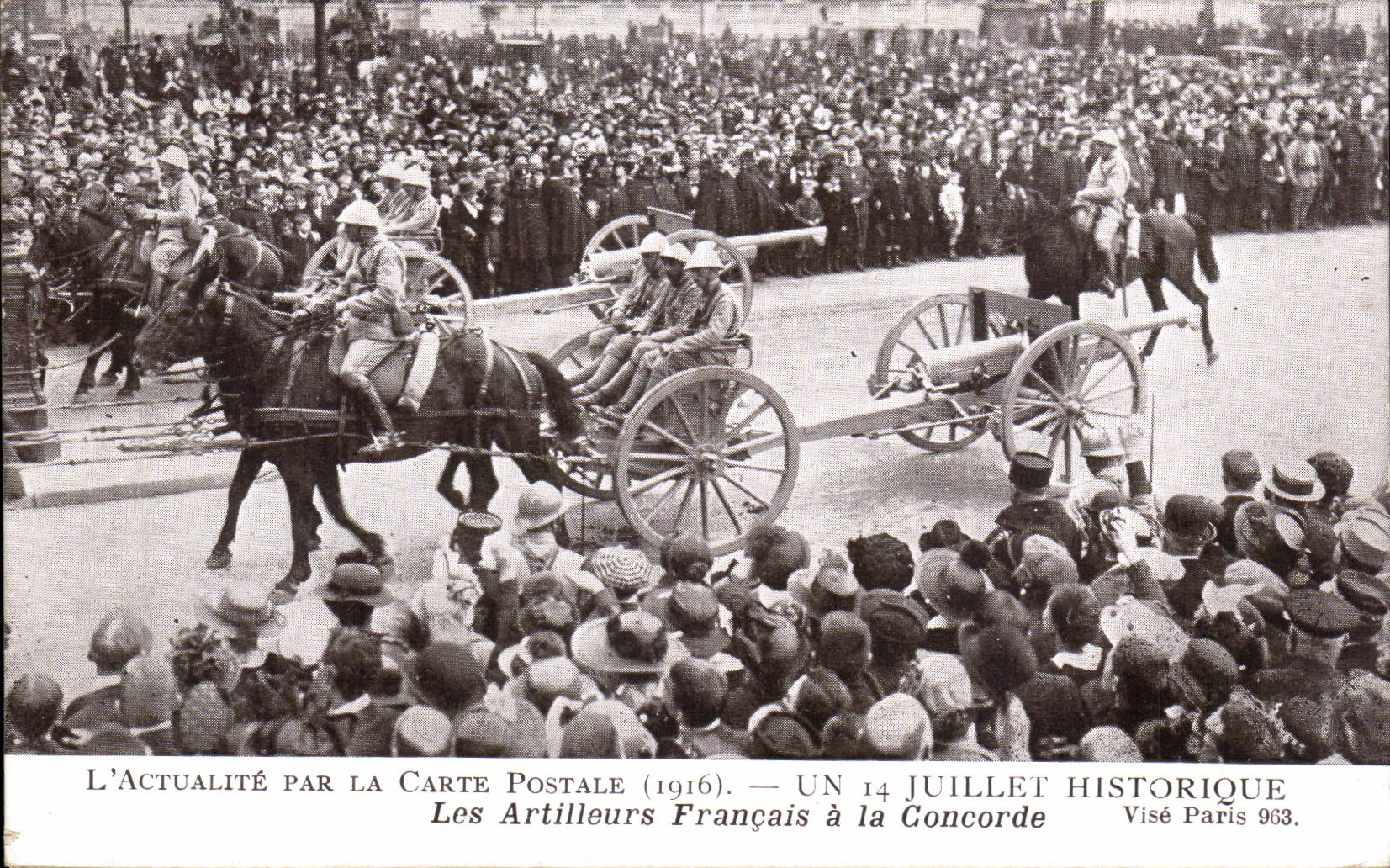 CPA Militaria French artillerists with the Harmony Paris July 14th