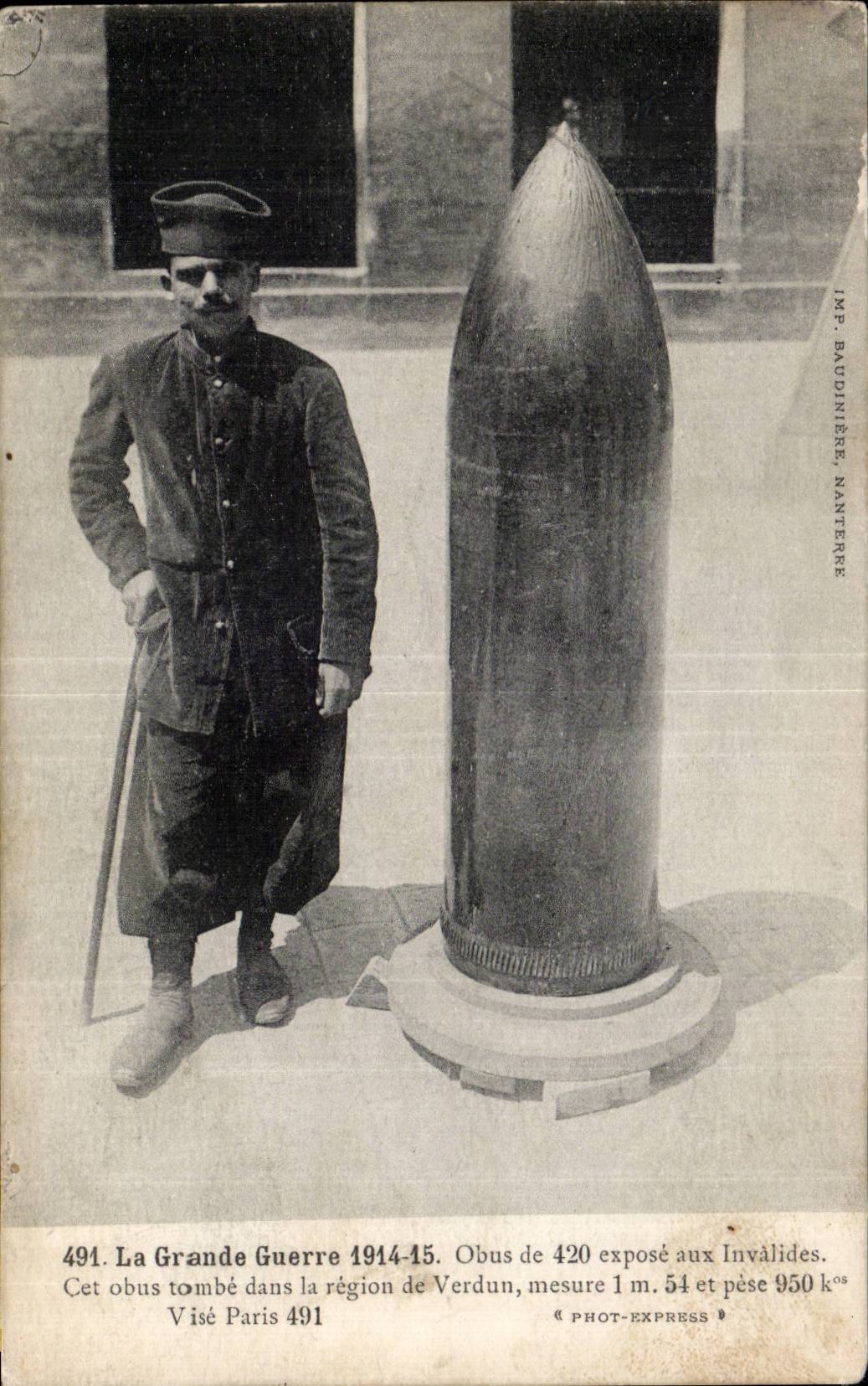 CPA Militaria Paris Obus de 420 expose aux Invalides
