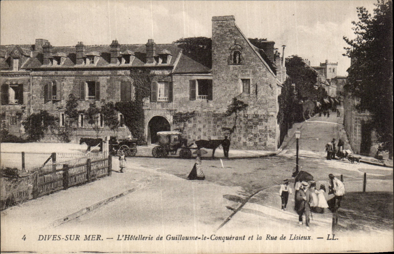 CPA Dives sur Mer L hotellerie de Guillaume le conquerant et la rue de Lisieux