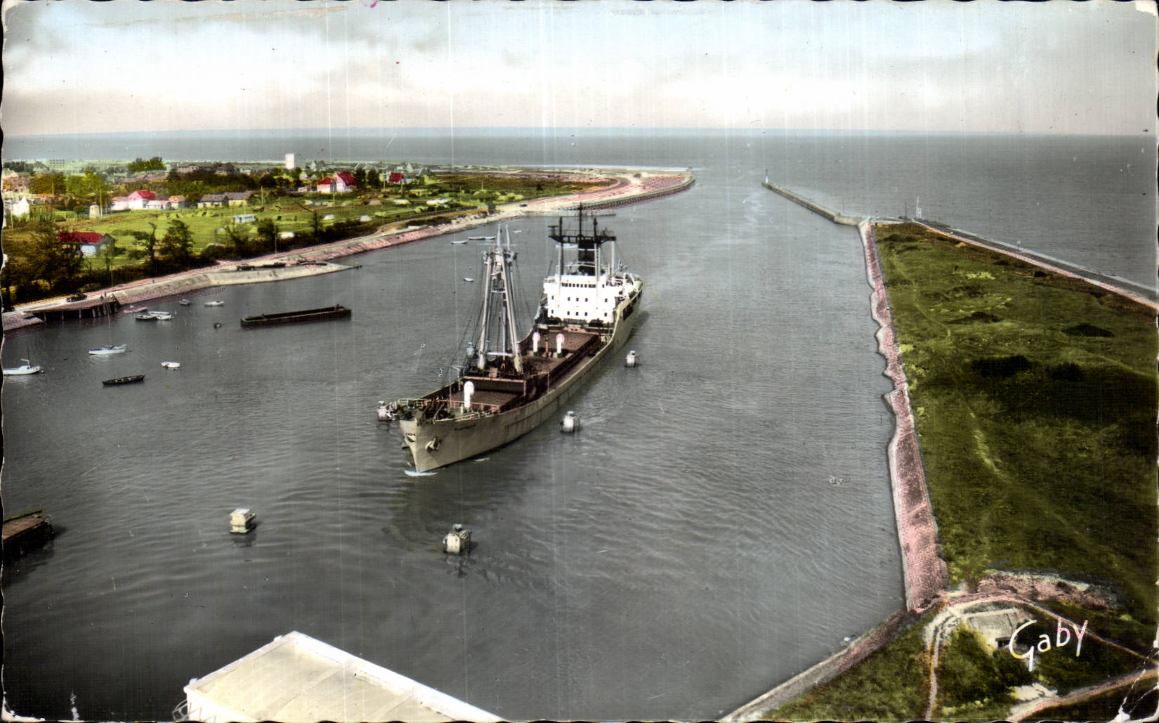 CPSM Ouistreham Entree du port Bateau