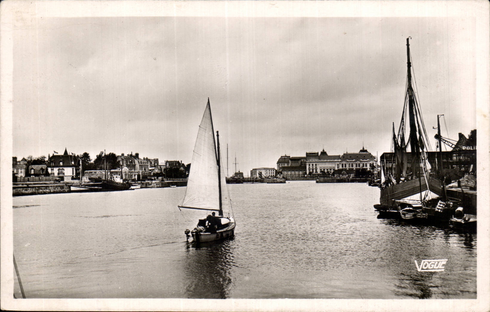 CPA Deauville the flowered beach the port