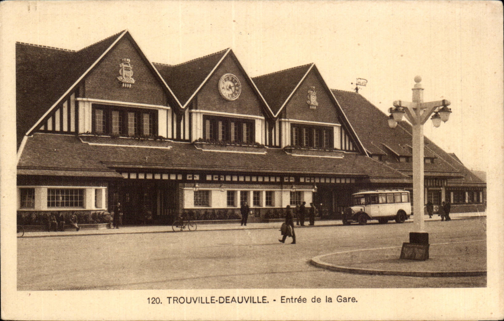 CPA Trouville Deauville entree de la gare