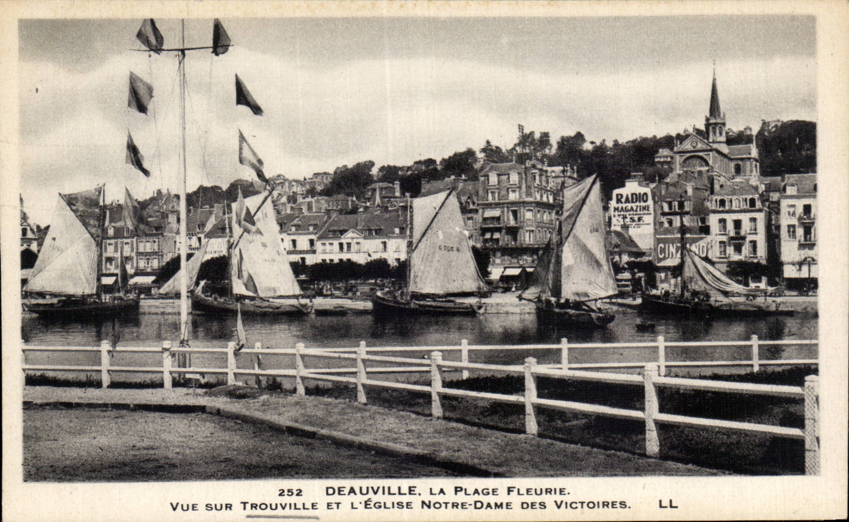CPA Deauville la plage fleurie Vue sur Trouville et l eglise des victoires