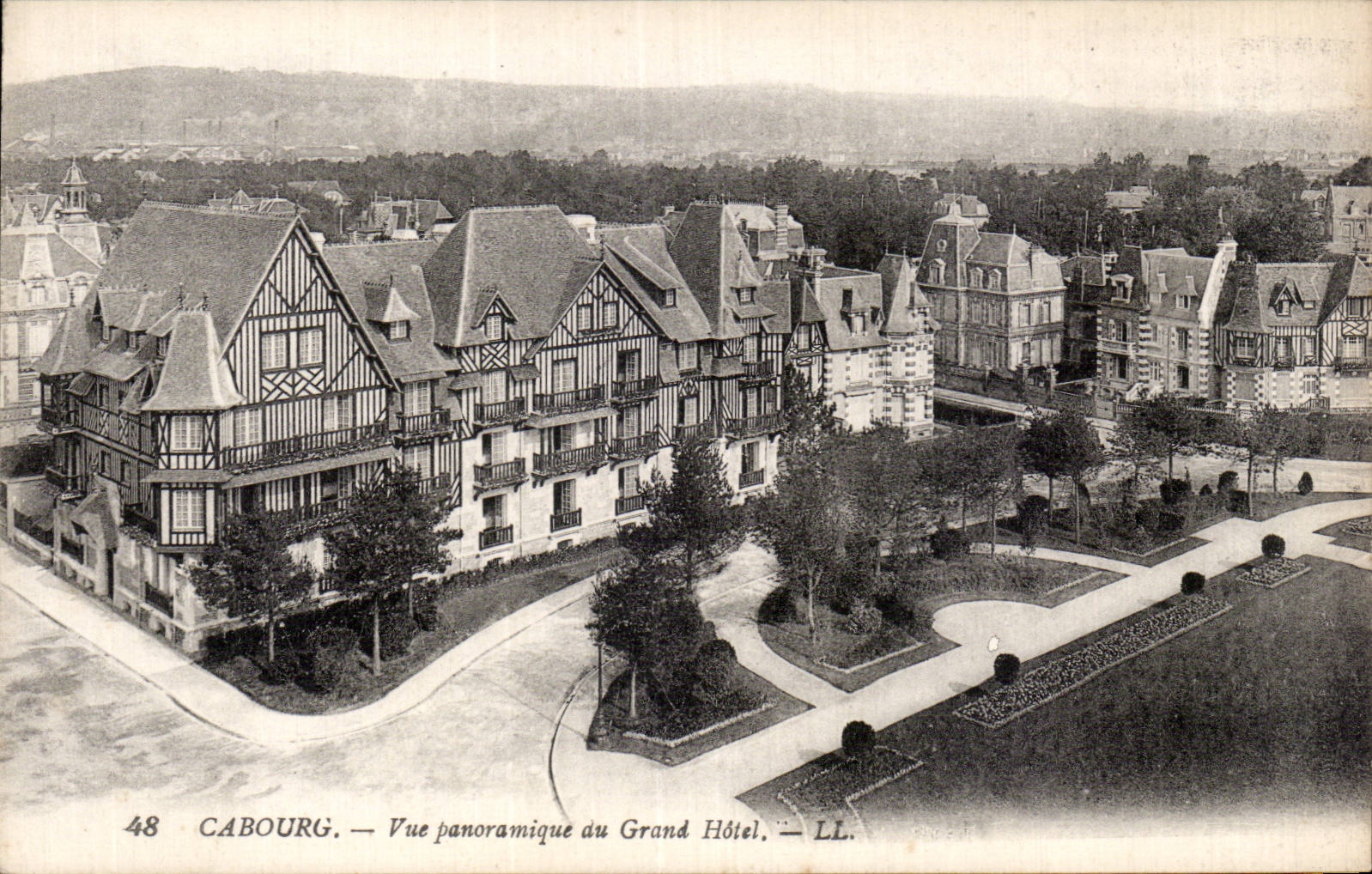 CPA Cabourg Vue panoramique du grand hotel