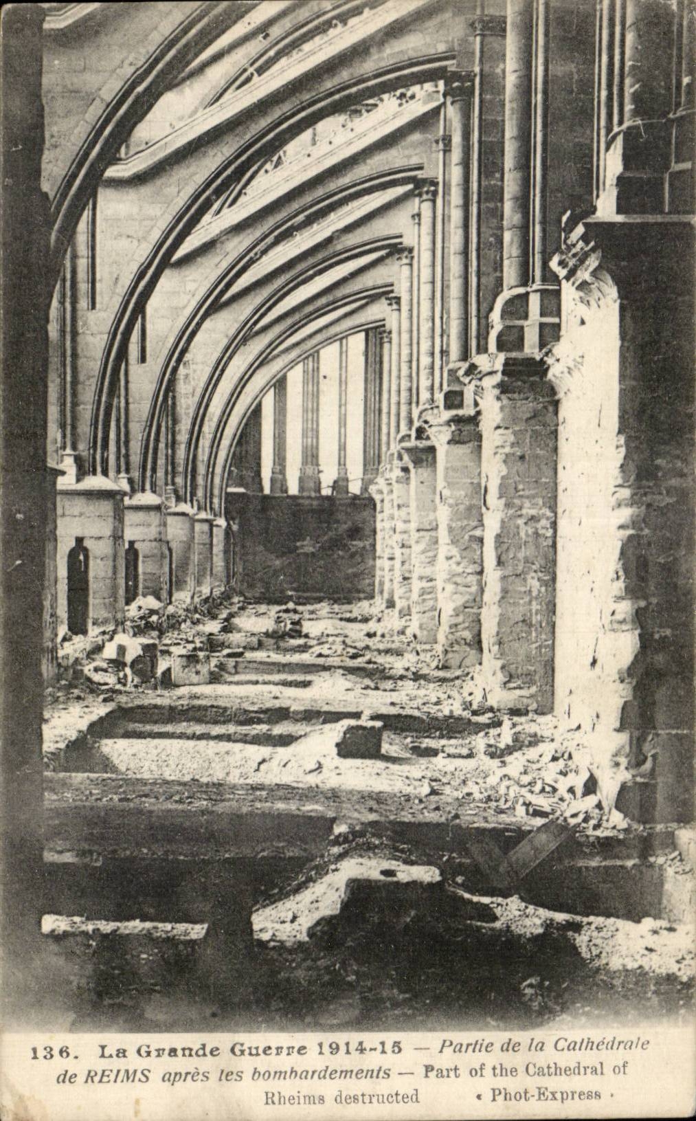 CPA Militaria Left the cathedral of Reims after the bombardments