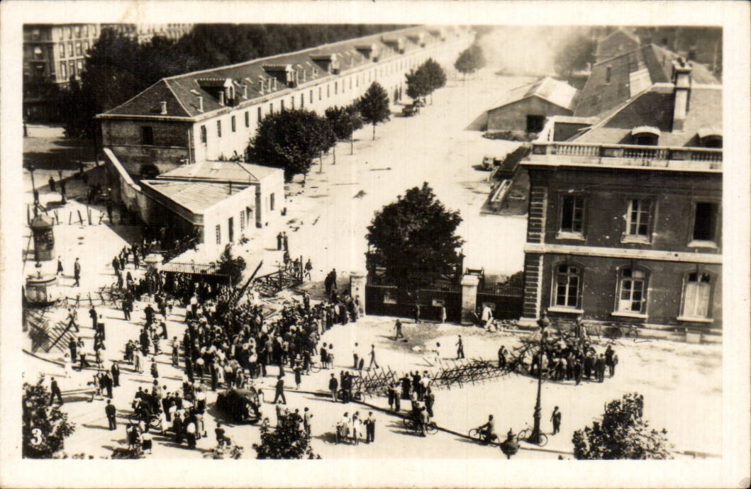 CPA Militaria Scene militaire dans la rue
