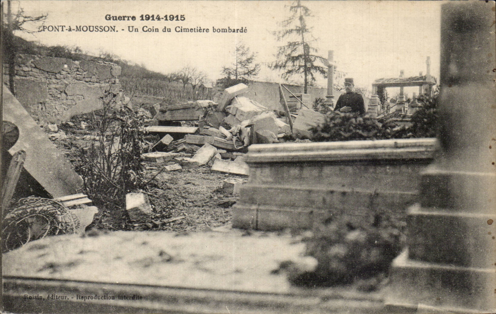 CPA Militaria Pont has Mousson a corner of the cemetery bombards