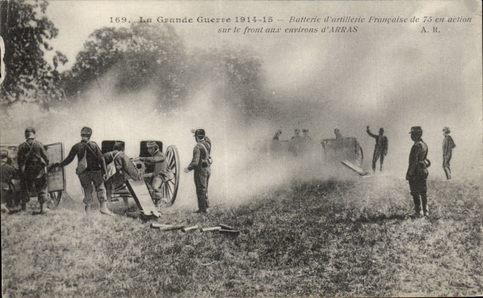 CPA Militaria La grande guerre 1914 1915 Batterie d artillerie francaise de 75 en action sur le front des environs Arras