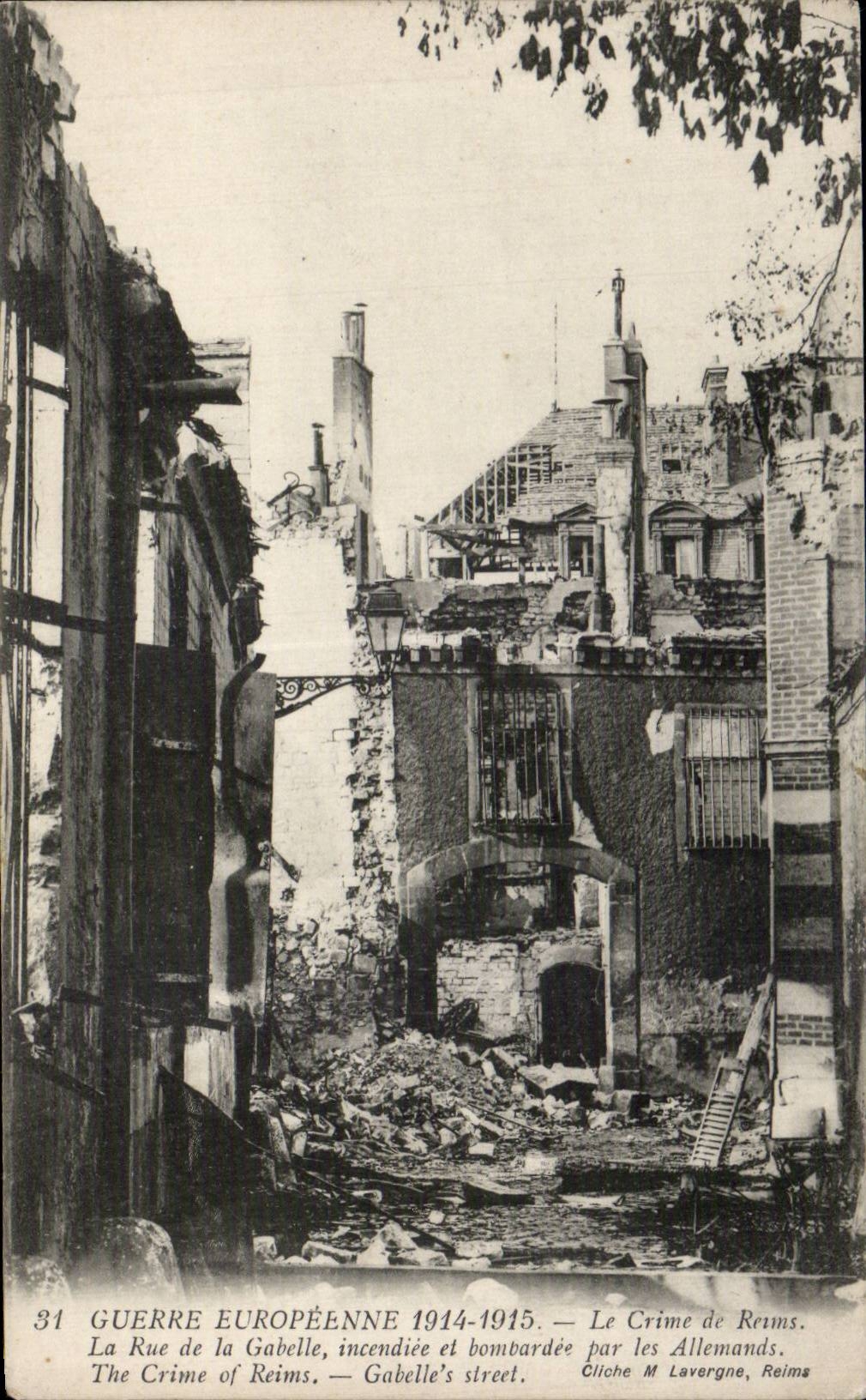 CPA Militaria Reims the crime of Reims the burnt street of Gabelle and bombardee by the Germans