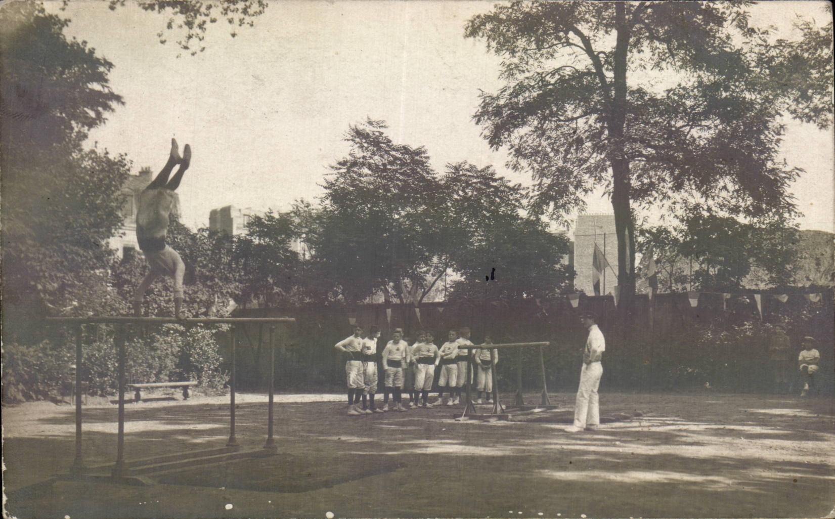CARTE PHOTO Enfants Sport Gymnastique Barres paralleles