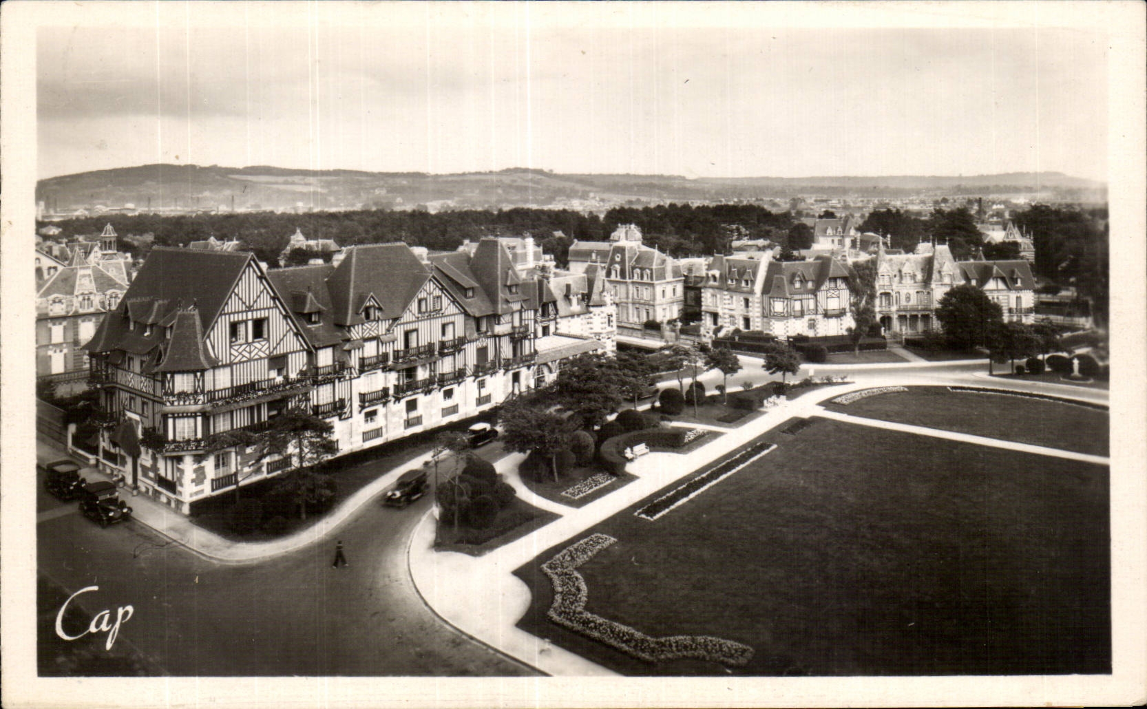 Cabourg - Panorama et les Jardins - CPA 