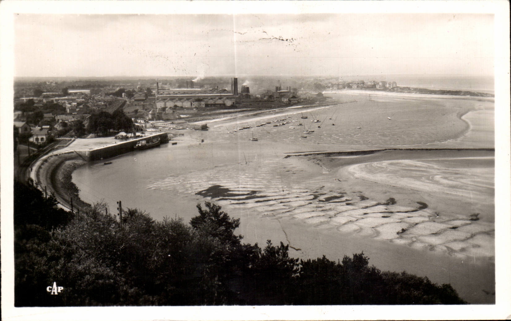 Dives sur Mer - Vue Generale et le Port - CPA
