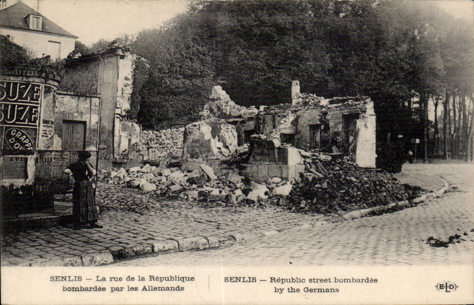 CPA Militaria Senlis La rue de la Republique bombardee par les allemands