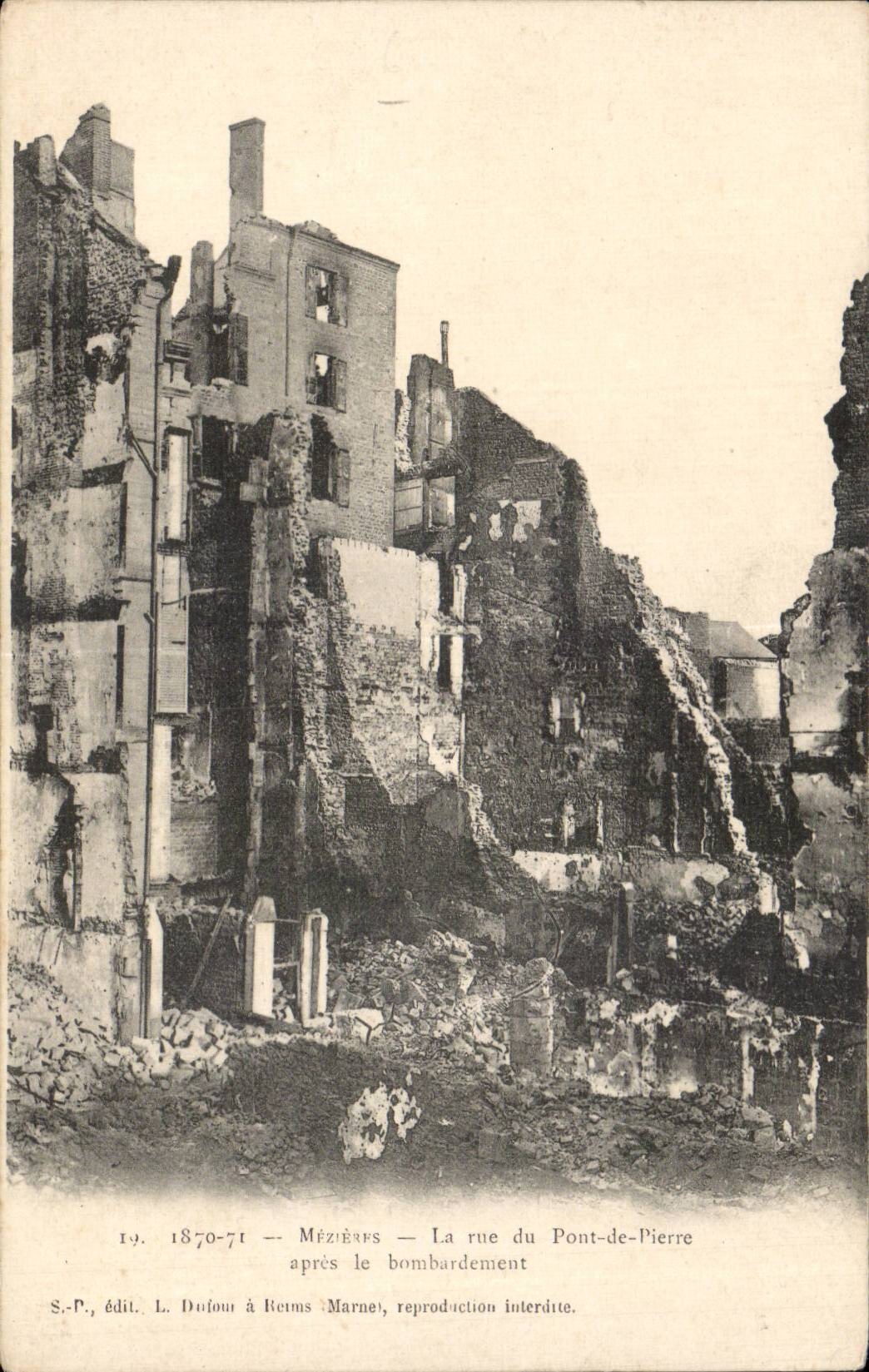 CPA Militaria Wall the street of the Bridge of Pierre after the bombardment