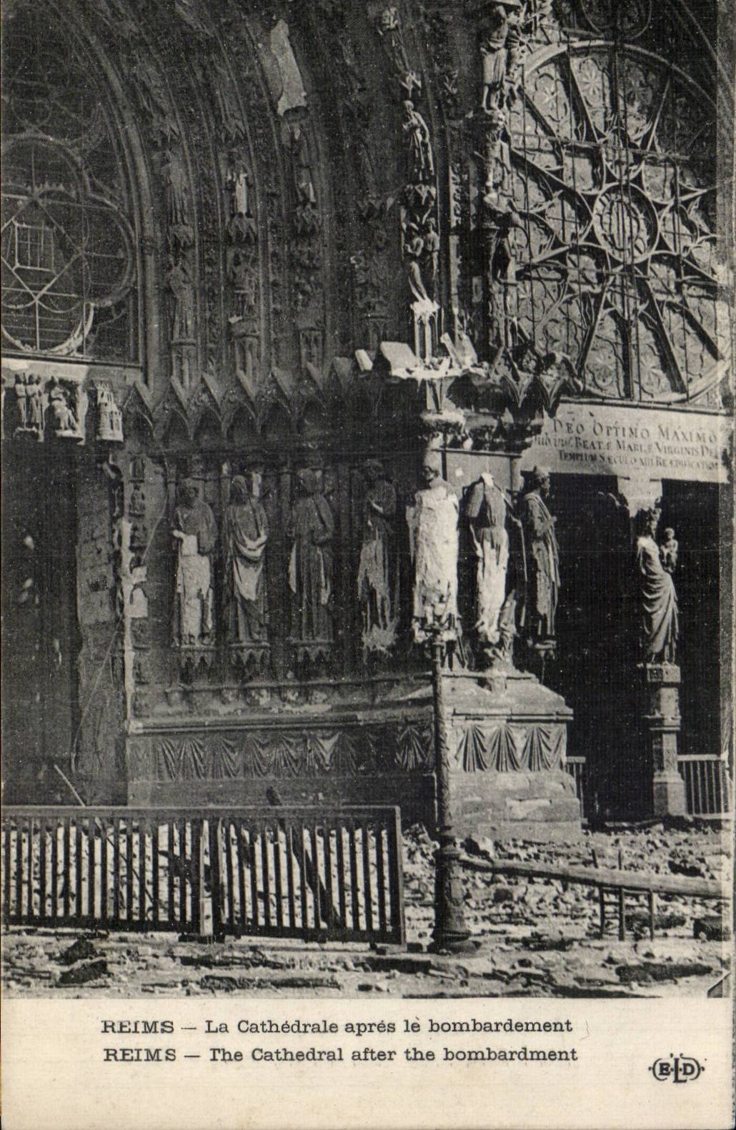 CPA Militaria Reims the cathedral after the bombardment