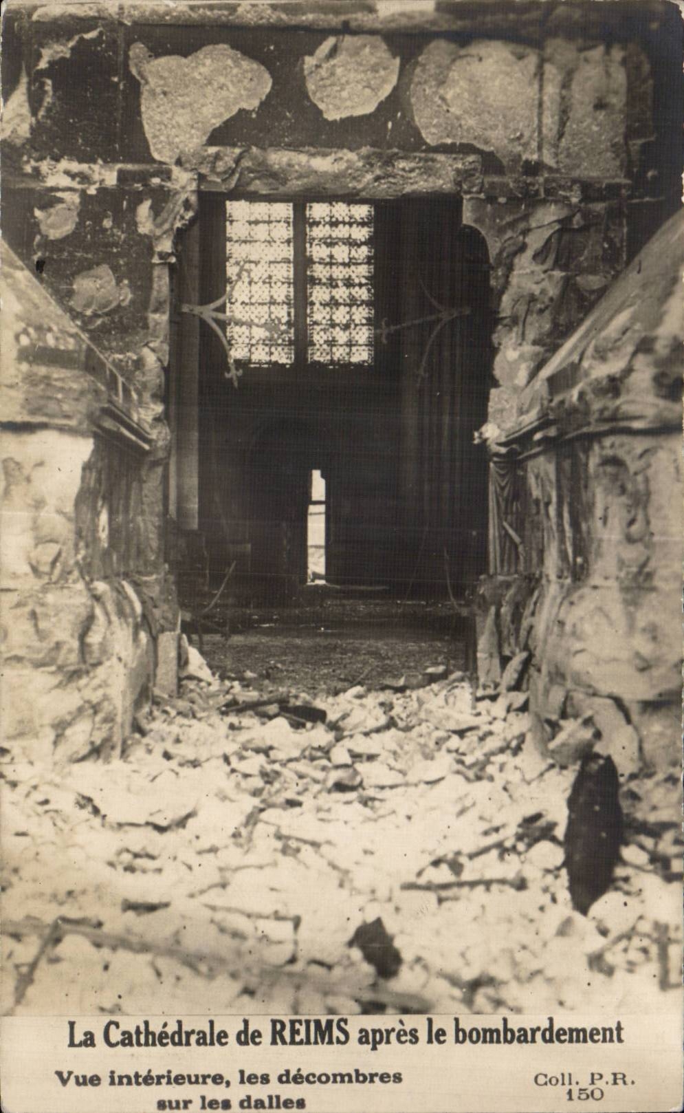 CPA Militaria Reims the cathedral after the bombardment Seen interior debris on the flagstones