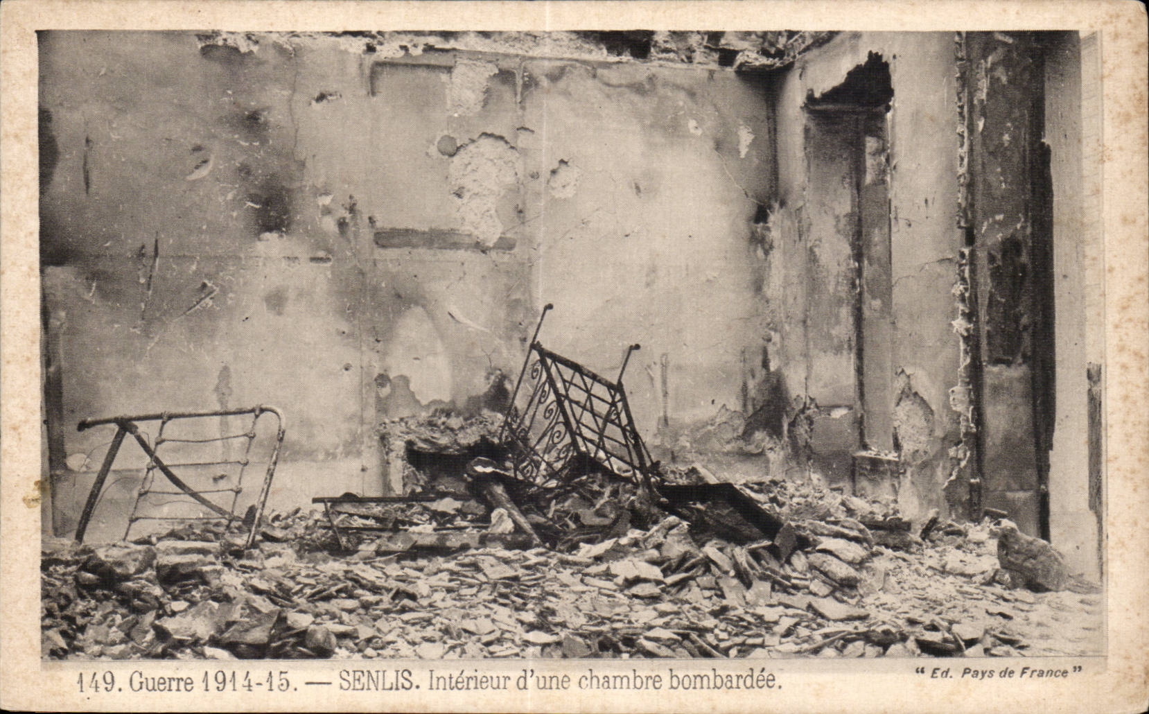 CPA Militaria Senlis Interieur d une chambre bombardee