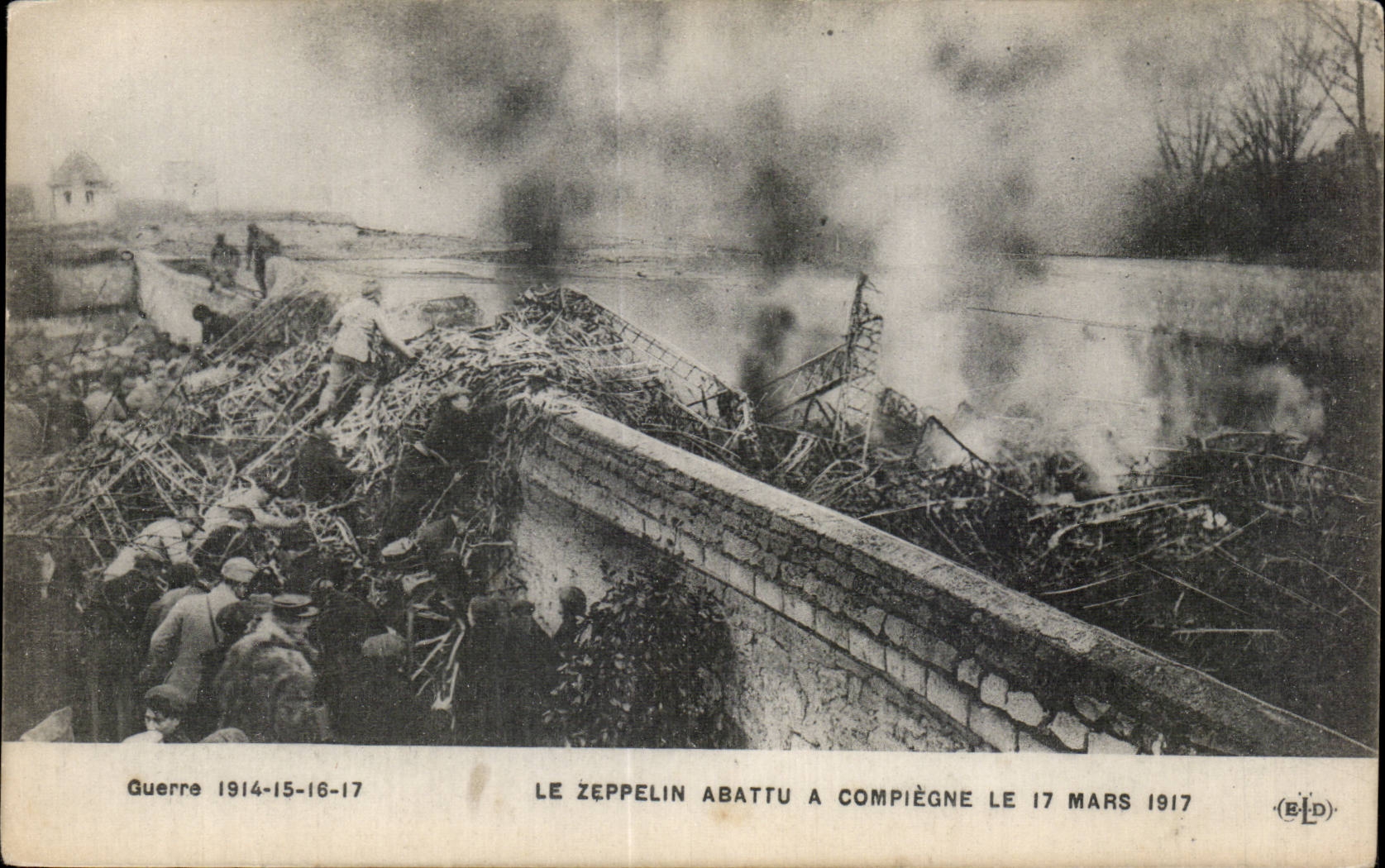 CPA Militaria Guerre 1914 Le zeppelin abattu a Compiegne le 17 mars 1917