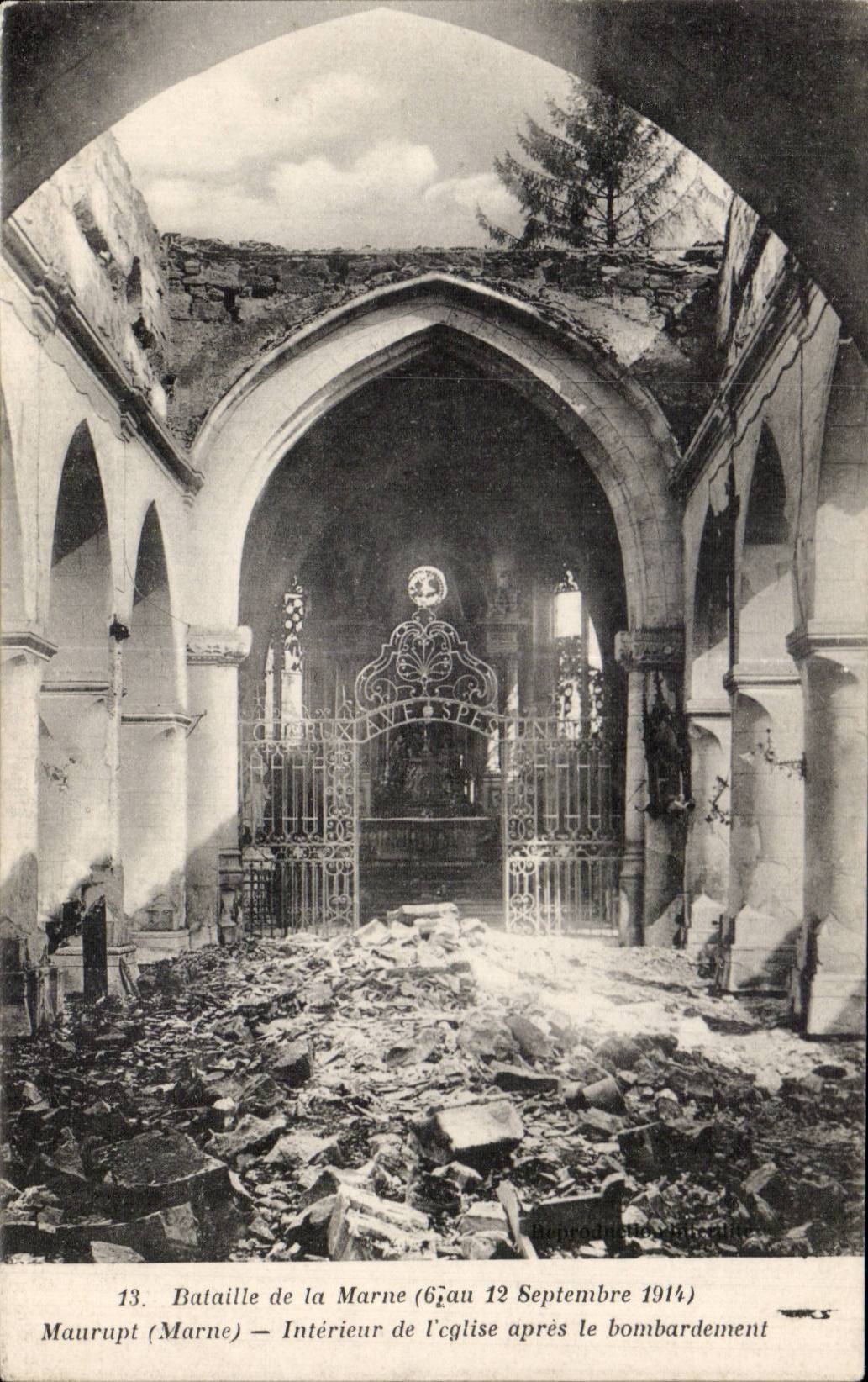 CPA Militaria Battles of the Marne Interior of church after the bombardment