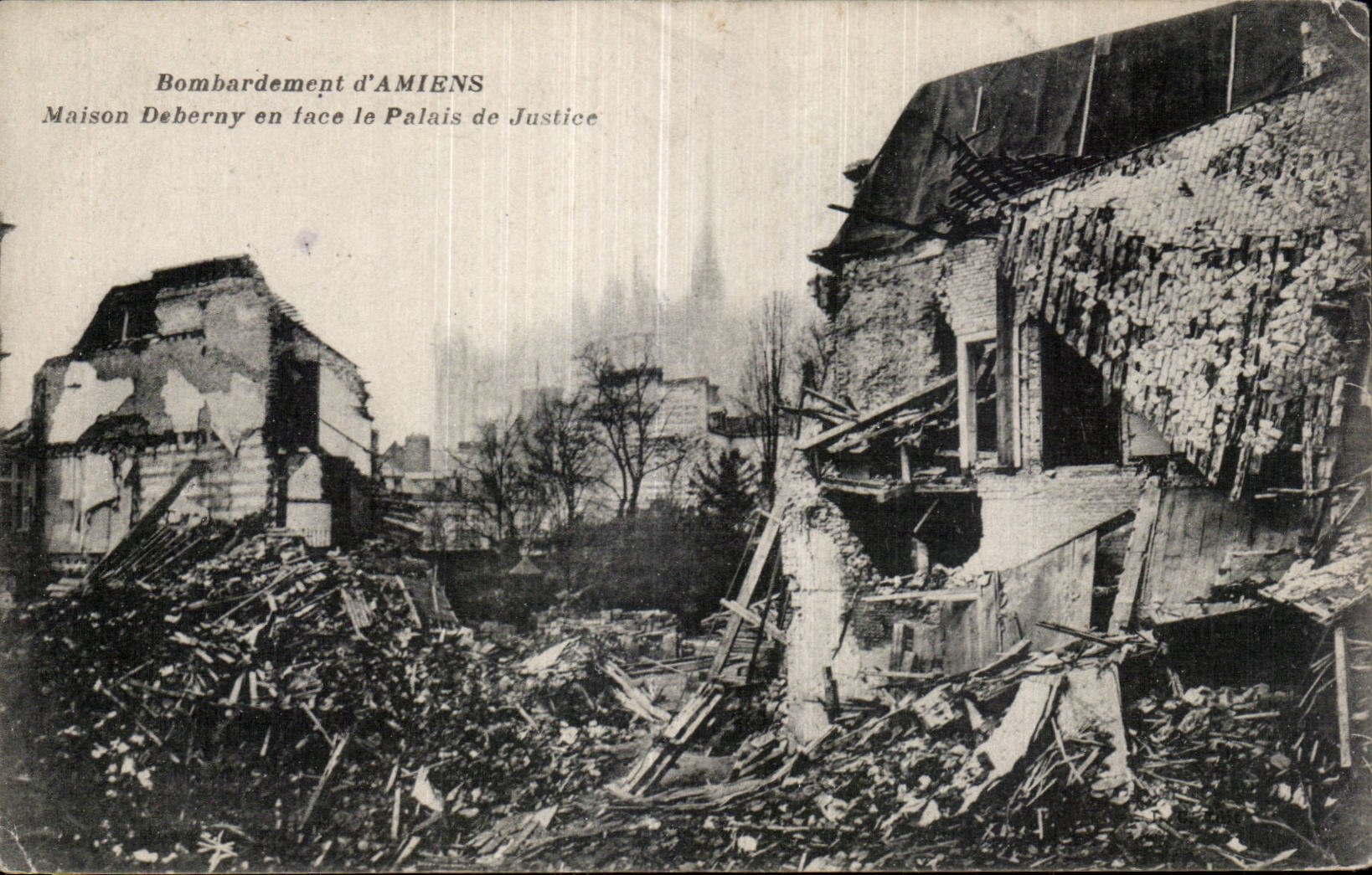 CPA Militaria Bombardement d Amiens Maison Deberny en face le palais de justice