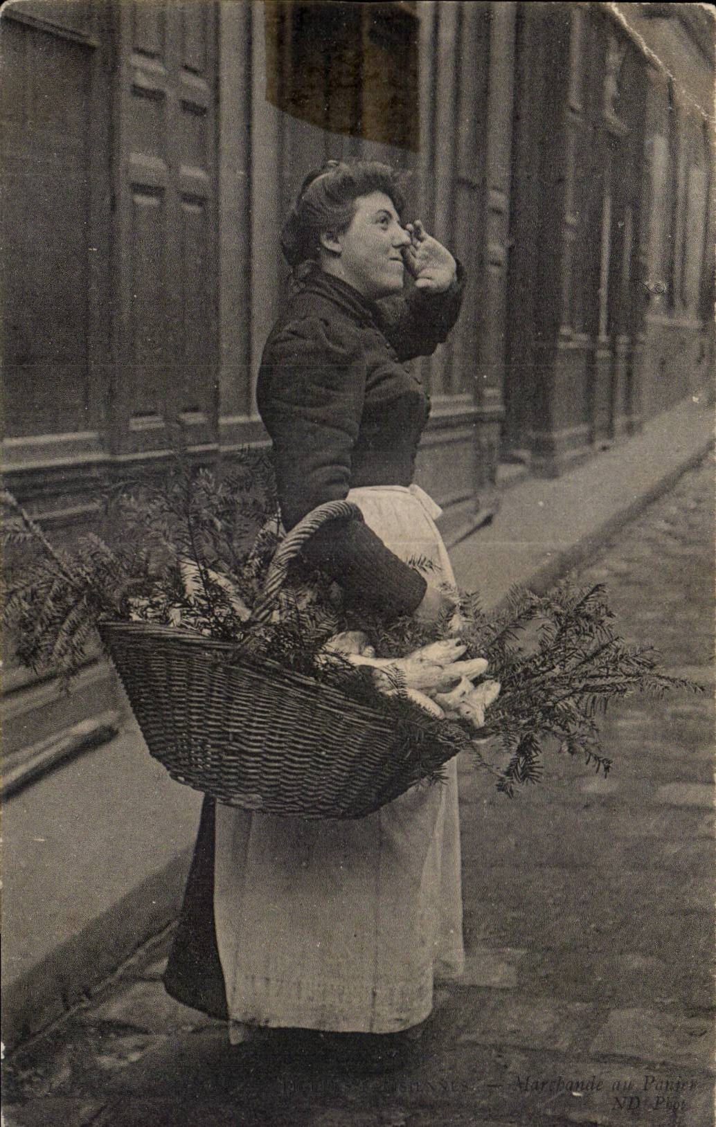 Marseille - Folklore - Costumes - Woman Parisian Figures Commercial with the Paris basket - CPA