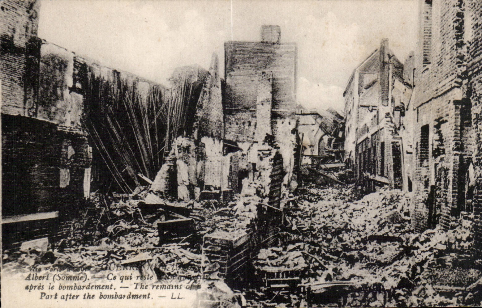 CPA Militaria Albert Ce qui reste des ruines apres le bombardement 
