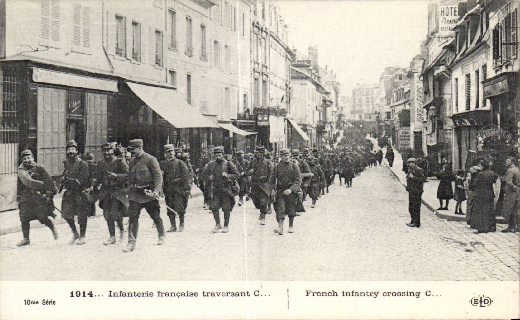 CPA Militaria French Infantry crossing C