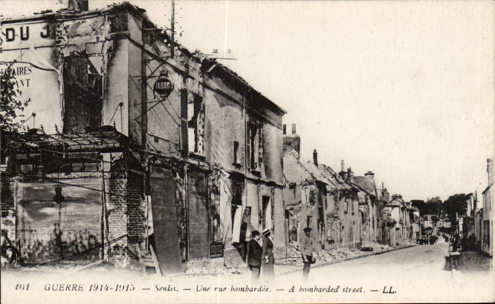 CPA Militaria Senlis a street bombardee